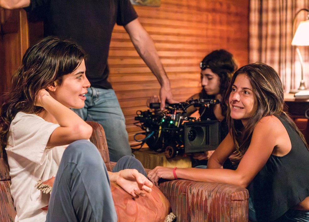 Julia Dalavia e a diretora Joana Jabace no set de "Dias Perfeitos" — Foto: Divulgação/Globoplay