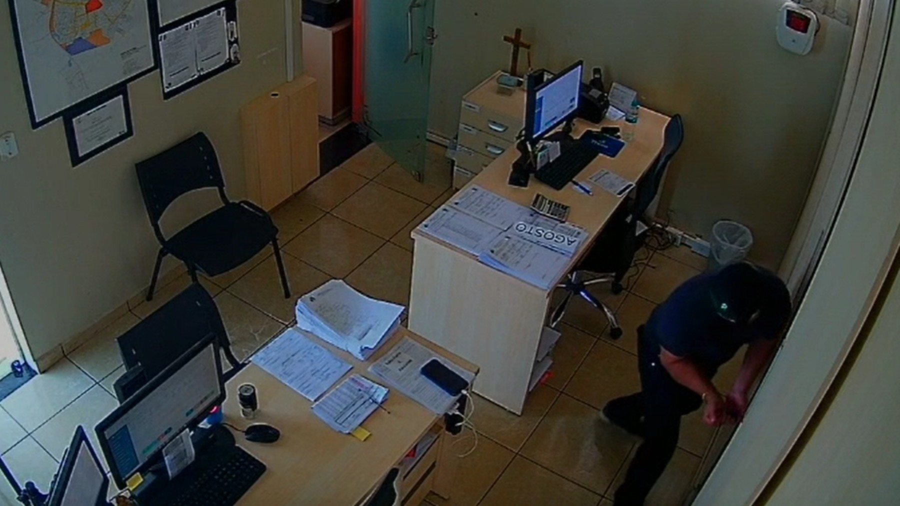 VÍDEO: homem invade igreja, arromba cofre e furta R$ 7 mil durante horário de almoço, no Paraná