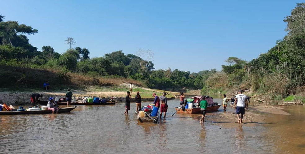 Indígenas viajam no rio seco para votar — Foto: Reprodução