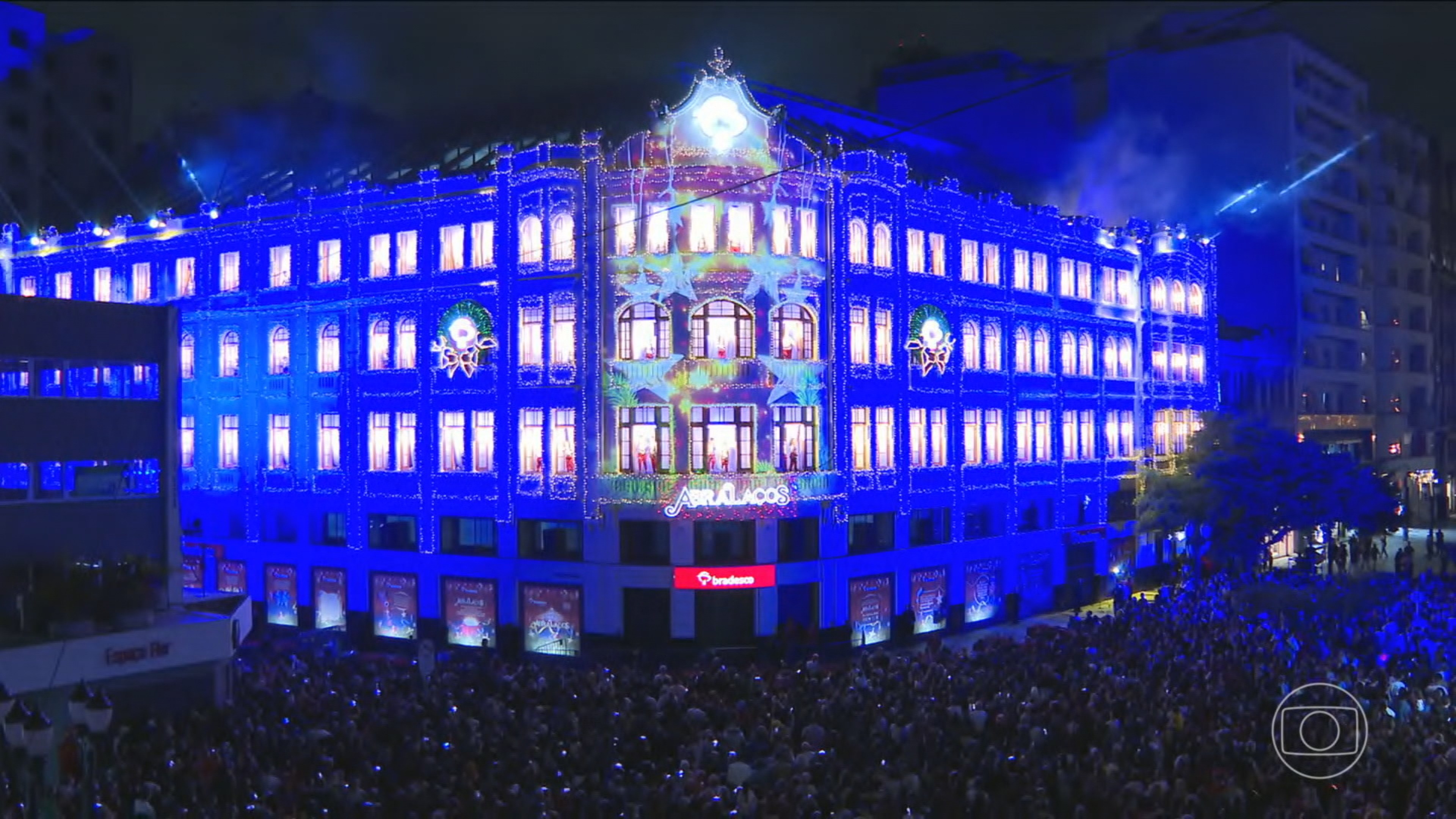 Gerações se encantam há 34 anos com o coral de Natal do Palácio Avenida, em Curitiba