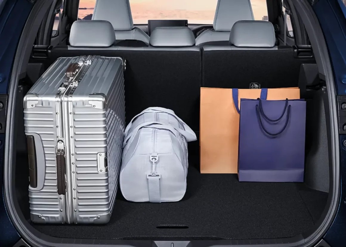 O bagageiro será uma das referências do segmento com 471 litros — Foto: Divulgação | Toyota