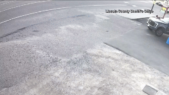 Homem escapa por pouco de ser atropelado por carro desgovernado nos EUA; VÍDEO - As imagens impressionantes foram registradas pela câmera de segurança do posto de gasolina onde ocorreu o acidente. O motorista do veículo teve ferimentos leves e, segundo a polícia, estava em alta velocidade e não tinha habilitação.