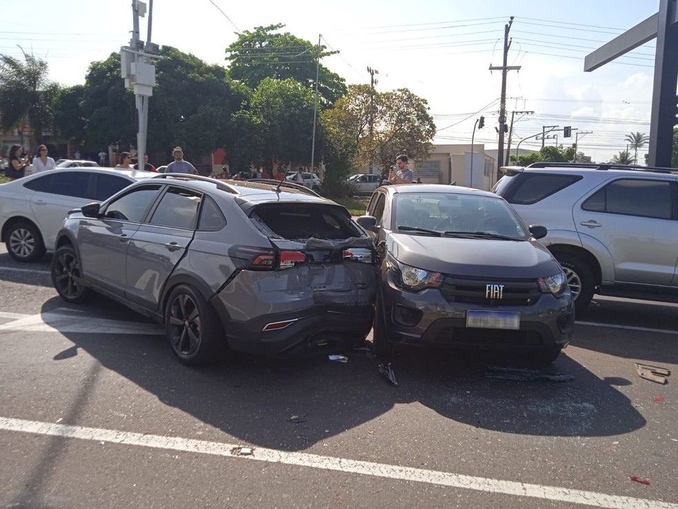 Série de batidas envolveu seis carros e o cavalo-trator de uma carreta na Avenida Manoel Goulart, em Presidente Prudente (SP), na tarde desta segunda-feira (4) — Foto: Kawanny Barros/TV Fronteira
