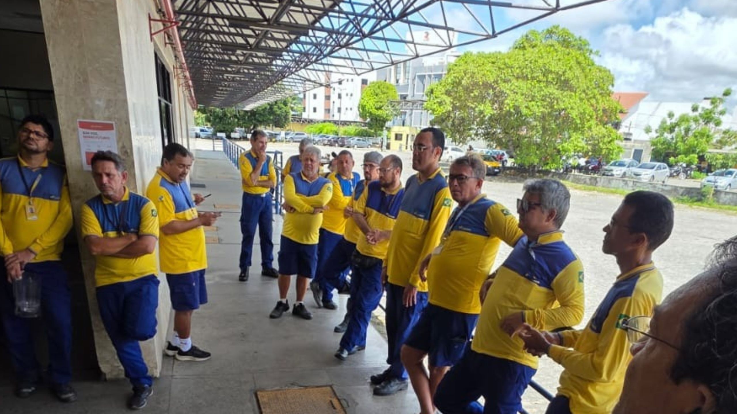 Trabalhadores dos Correios paralisam atividade, em João Pessoa, por agressões a carteiros na Paraíba