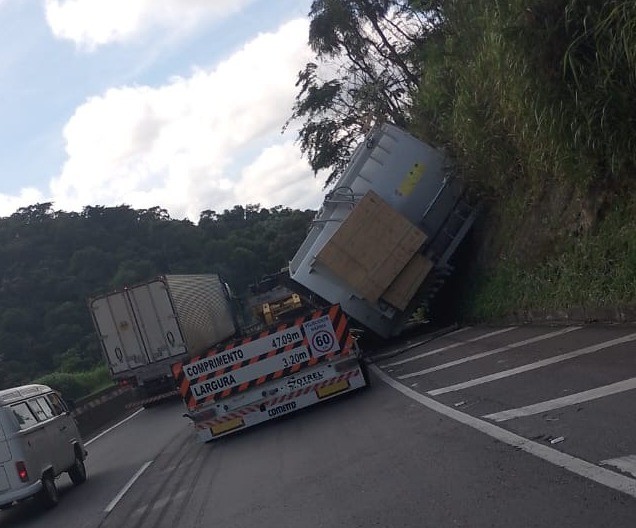 Trânsito na Via Dutra funciona em mão dupla para retirada de transformador tombado em Piraí