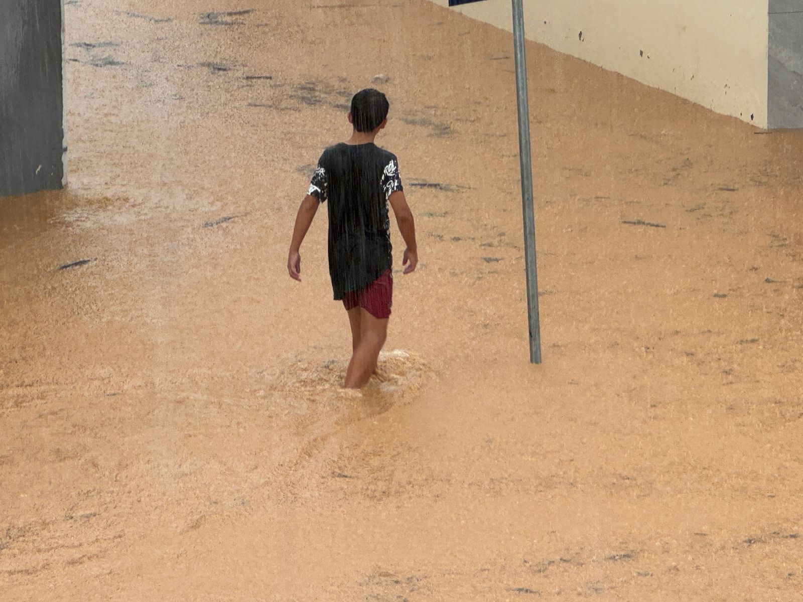 Ciclone com fortes chuvas faz rua virar 'rio' e provoca estragos em SC; VÍDEOS