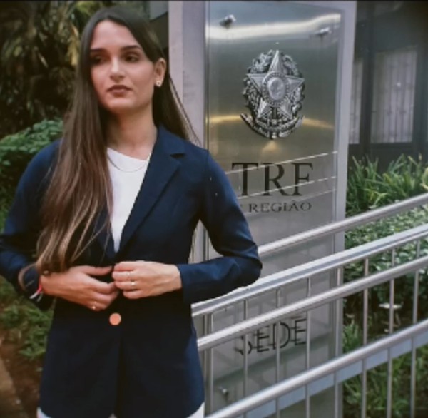 Luísa Militão, ex-aluna da Universidade Federal de Viçoçosa, foi aprovada no concurso do TRF — Foto: Redes Sociais/Reprodução