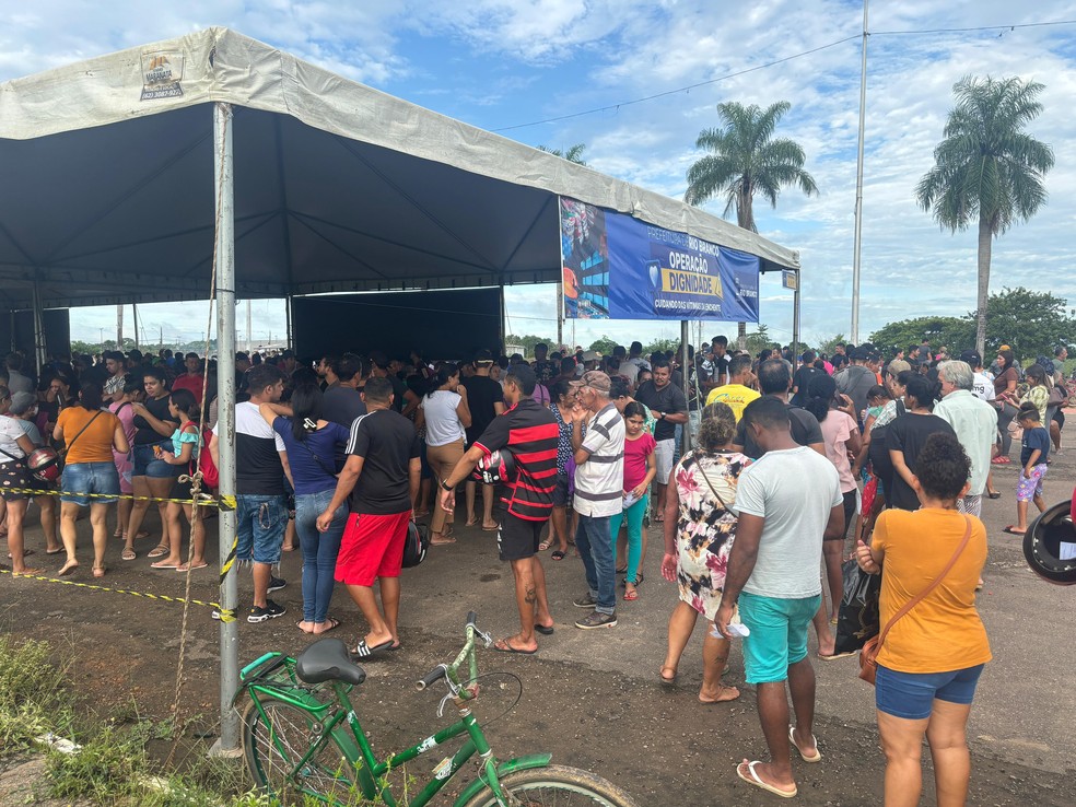 Moradores de diversas regiões enfrentam filas para receberem cesta básica e água potável em Rio Branco — Foto: Júnior Andrade/Rede Amazônica Acre