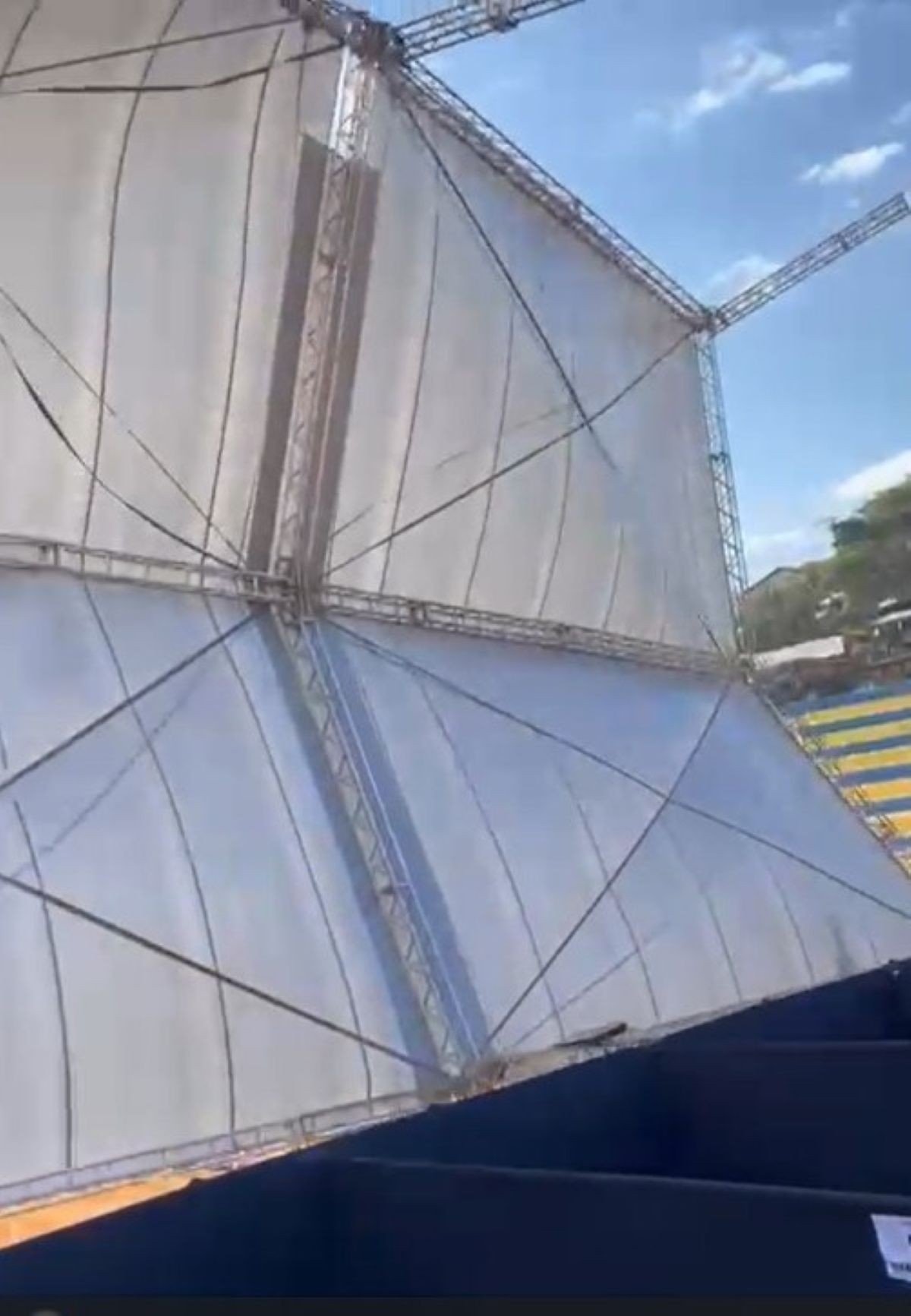 VÍDEO: Ventania arrasta cobertura de camarote no Parque de Exposições de Bambuí