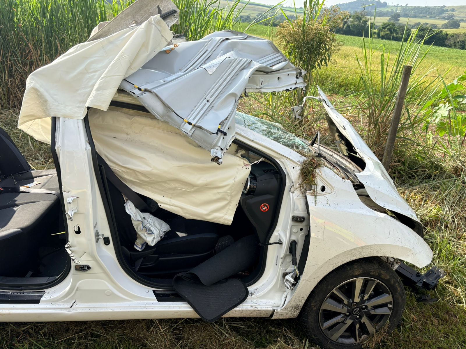 pessoas são socorridas pelo helicóptero Águia após carro capotar em rodovia de Itapetininga