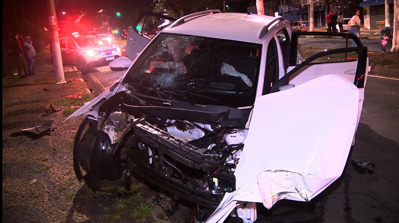 Acidente arranca motor de carro e deixa duas jovens feridas em Campinas; motorista fugiu