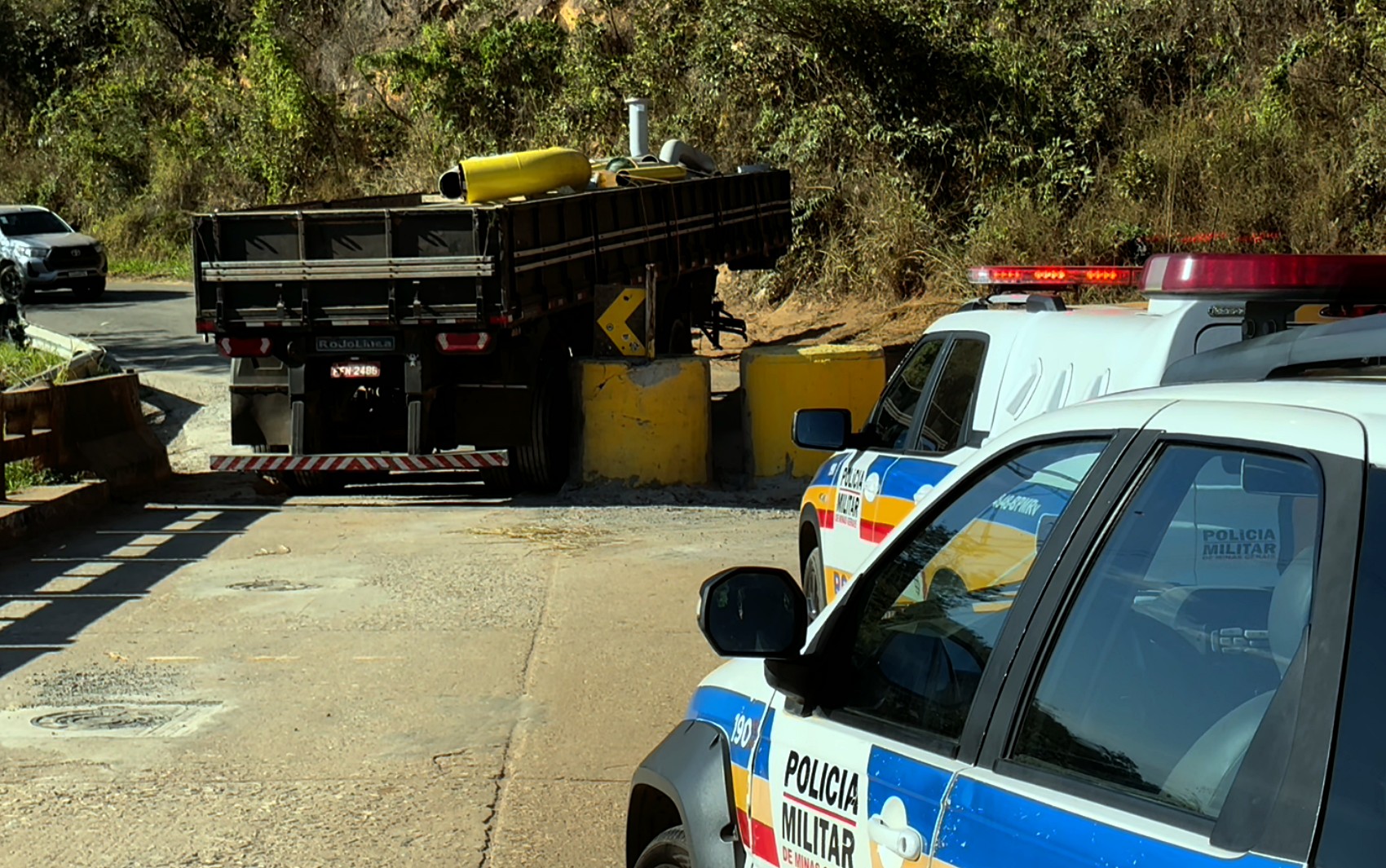 Motorista é preso em flagrante após tentar atravessar ponte interditada com carreta na BR-265, em MG