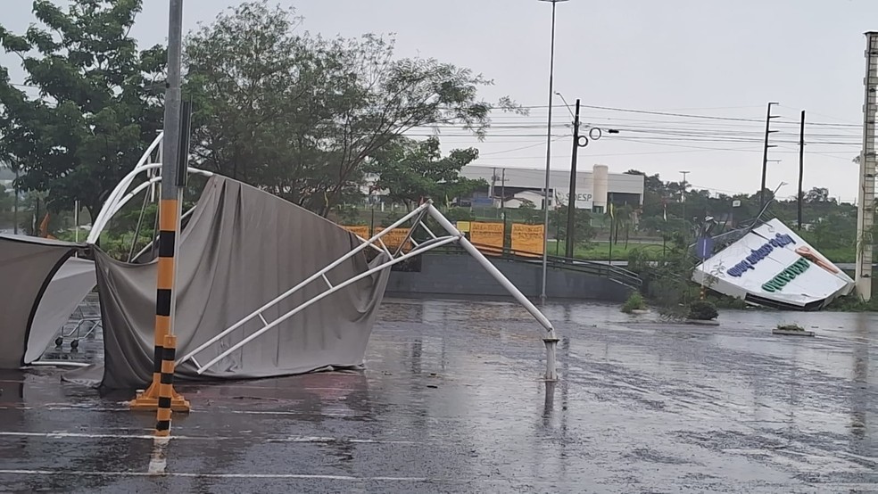 Placa e parte da estrutura do estacionamento de um supermercado caíram, em Presidente Prudente (SP) — Foto: José de Moura