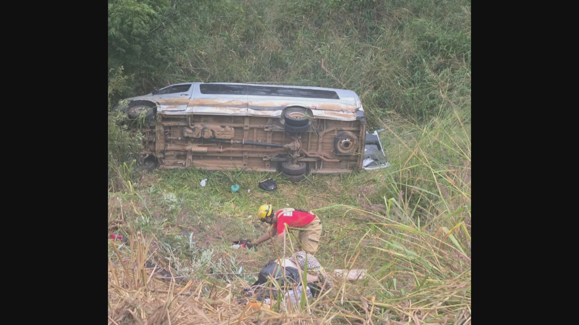 Van que voltava de velório na Bahia sai da pista e capota na BR-381