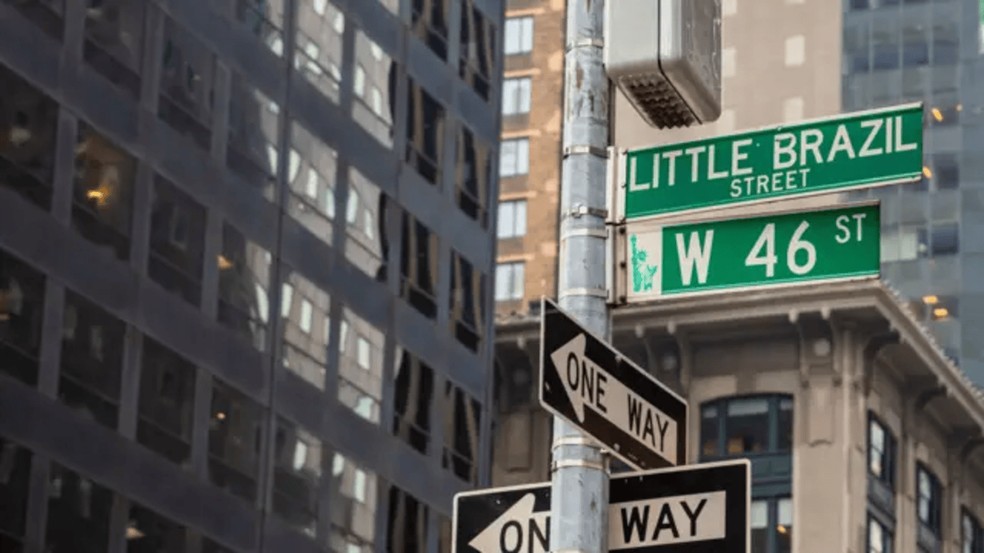 Placa dizendo 'Little Brazil' na rua 46 foi colocada depois de 1995 — Foto: Getty Images via BBC