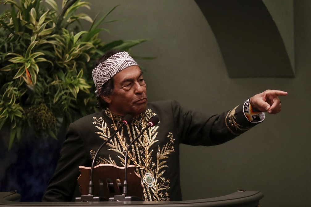 Ailton Krenak discursa durante posse na Academia Brasileira de Letras nesta sexta-feira (5). — Foto: Bruna Prado/AP