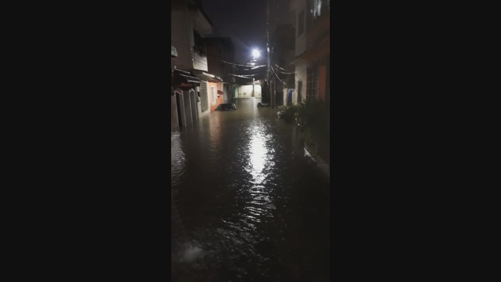 Chuva causou estrago e criou bolsões d'água em Madureira, na Zona Norte — Foto: Reprodução/TV Globo