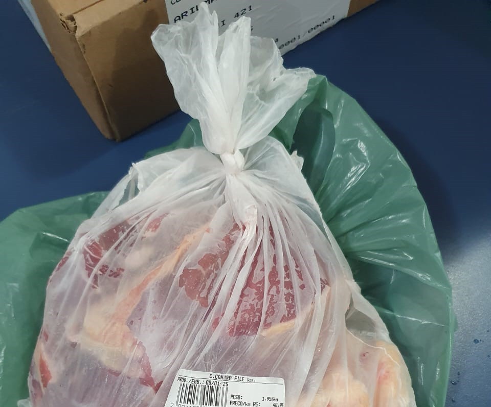 Homem é preso ao ser flagrado saindo de supermercado com carne furtada, em Unaí