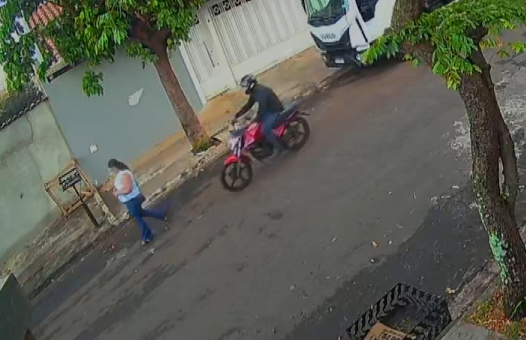 Ladrão em moto vermelha é suspeito de praticar série de roubos contra mulheres em Ribeirão Preto, SP