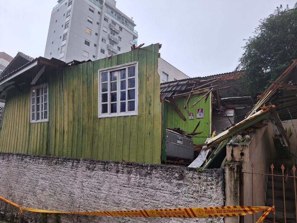 Casa em Florianópolis ficou destruída após chuvas em SC — Foto: Cristiano Gomes/NSC TV
