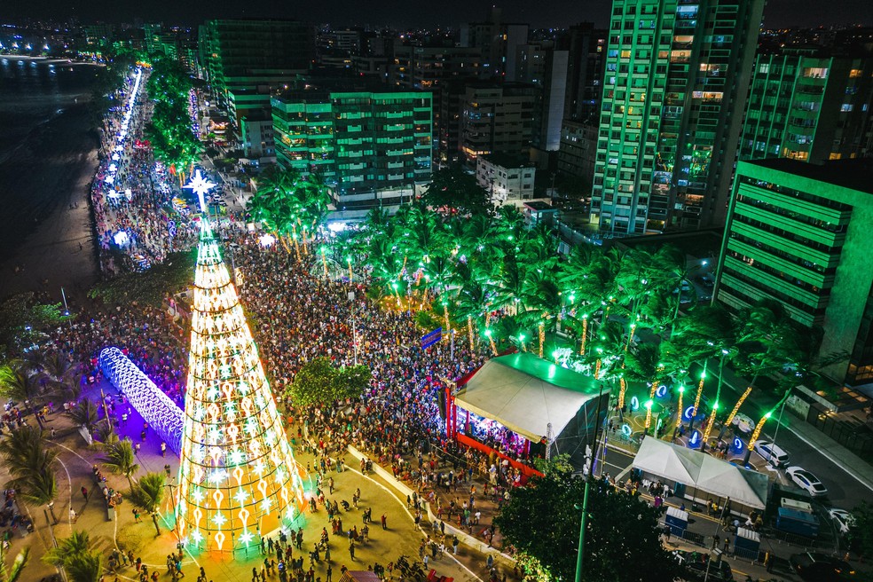 Natal de Maceió tem árvore de 37 metros no estacionamento do Marco dos Corais, na Ponta Verde — Foto: Jonathan Lins/Secom Maceió