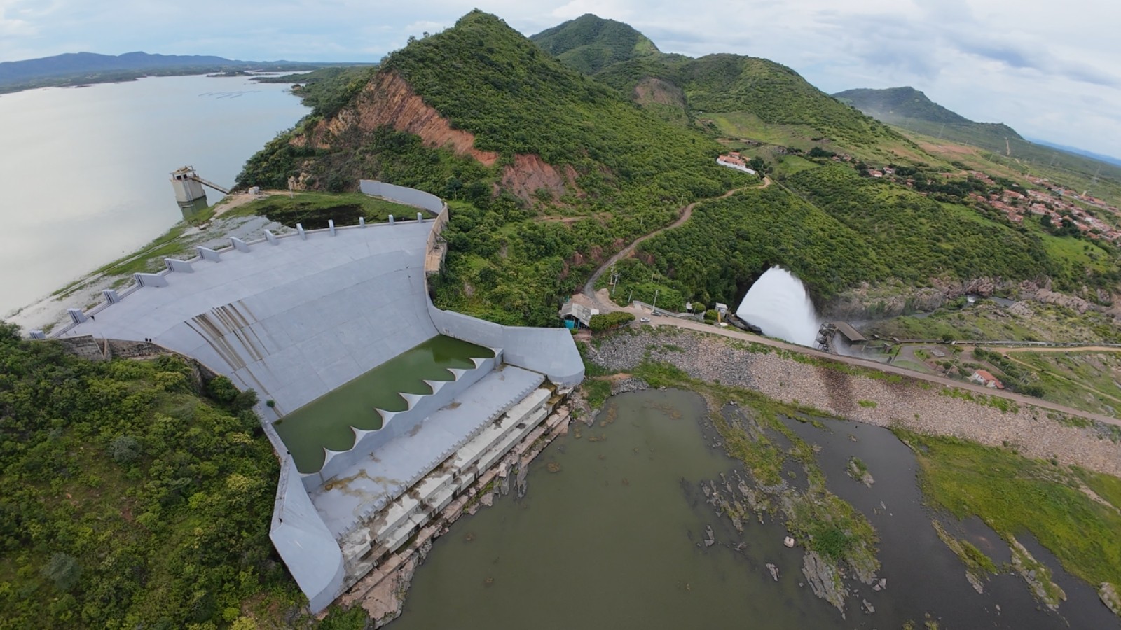 Vídeo: Açude Orós, segundo maior reservatório do Ceará, começa a sangrar