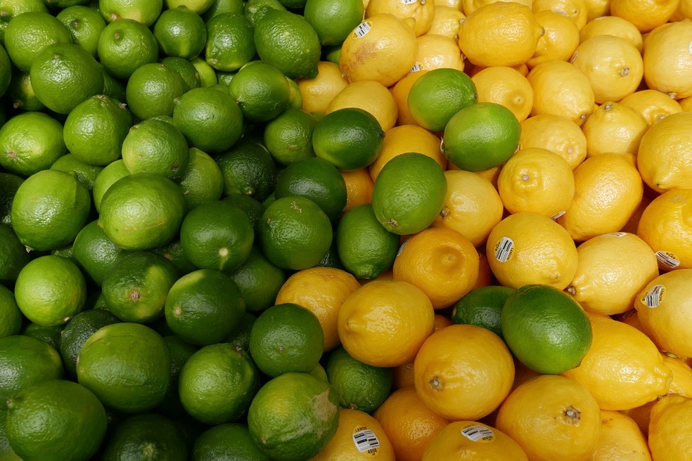 Taiti, com a casca mais escura, e siciliano: só um deles pode corretamente ser chamado de limão — Foto: Irina - Unsplash