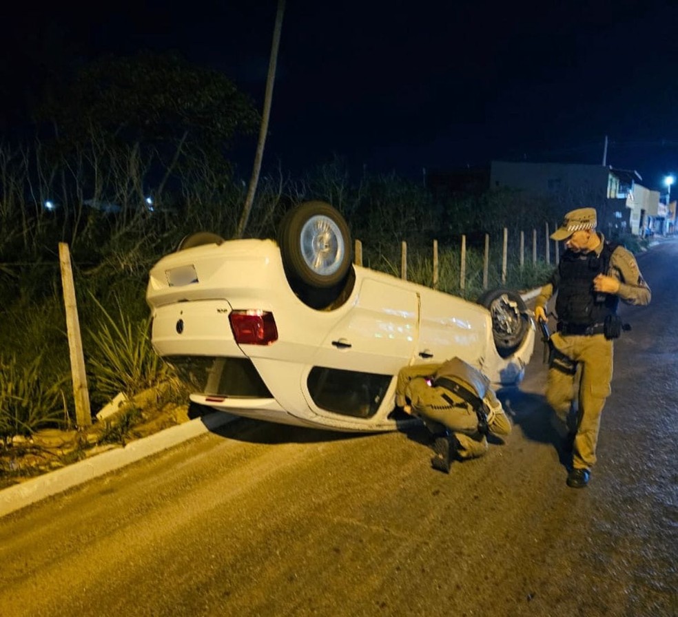 Motorista capota carro ao tentar da blitz da Lei Seca — Foto: PM/Cedida