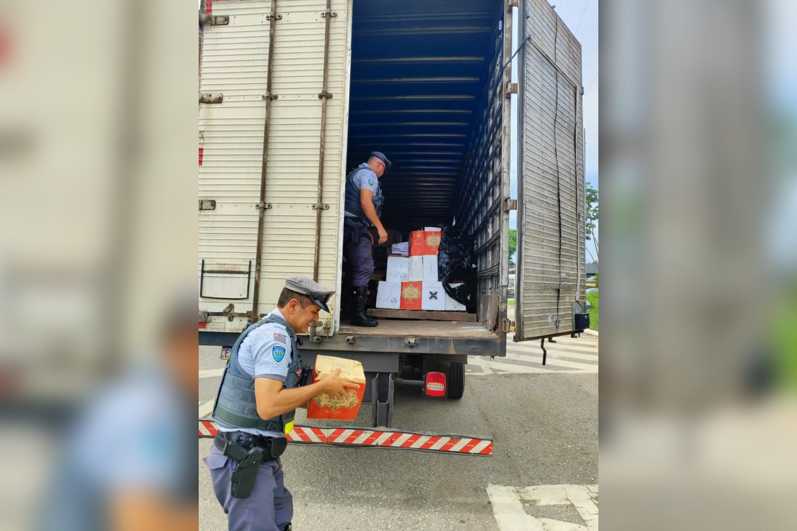 Motorista suspeita de carga, procura base rodoviária e polícia apreende R$ 4,1 milhões em mercadorias na Raposo Tavares