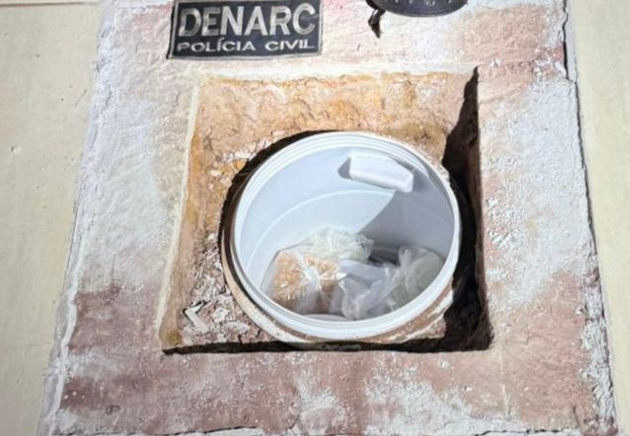 Polícia encontra tonel com drogas escondido embaixo de piso de casa usada como 'bunker' por suspeitos de tráfico