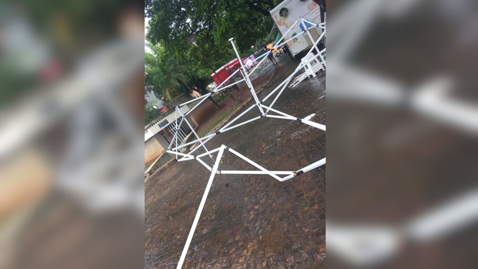 Barracas foram danificas pela chuva em uma feira livre de Votuporanga (SP) — Foto: Reprodução / Whatsapp
