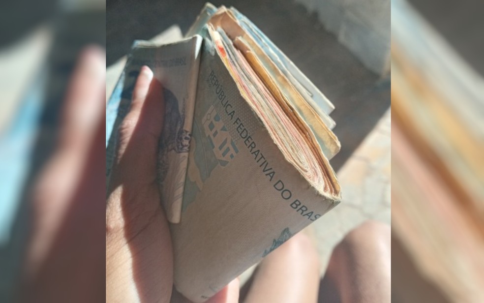 Acusada aparece ostentando dinheiro subtraído da vítima na manhã posterior ao crime — Foto: Divulgação/Polícia Civil