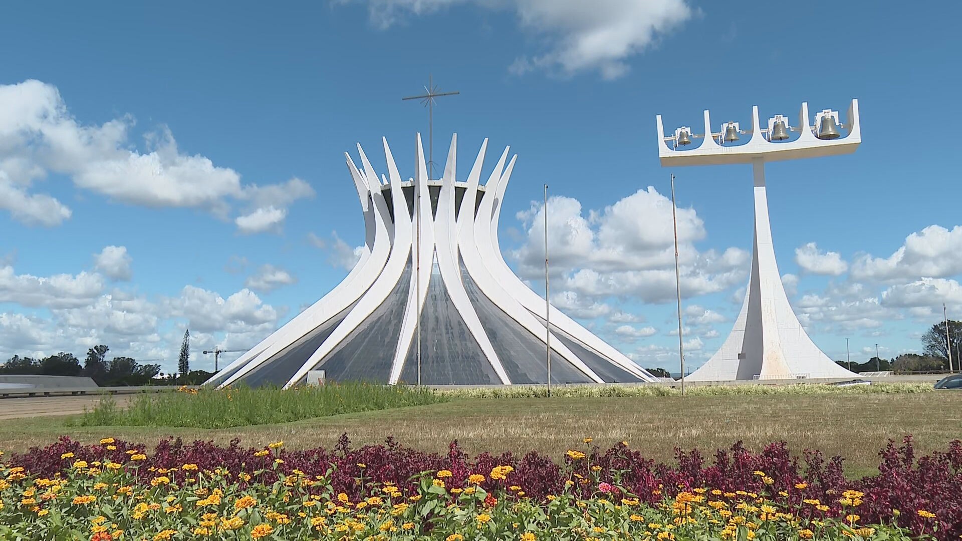 VÍDEO: sinos da Catedral de Brasília tocam após anúncio da escolha do novo papa