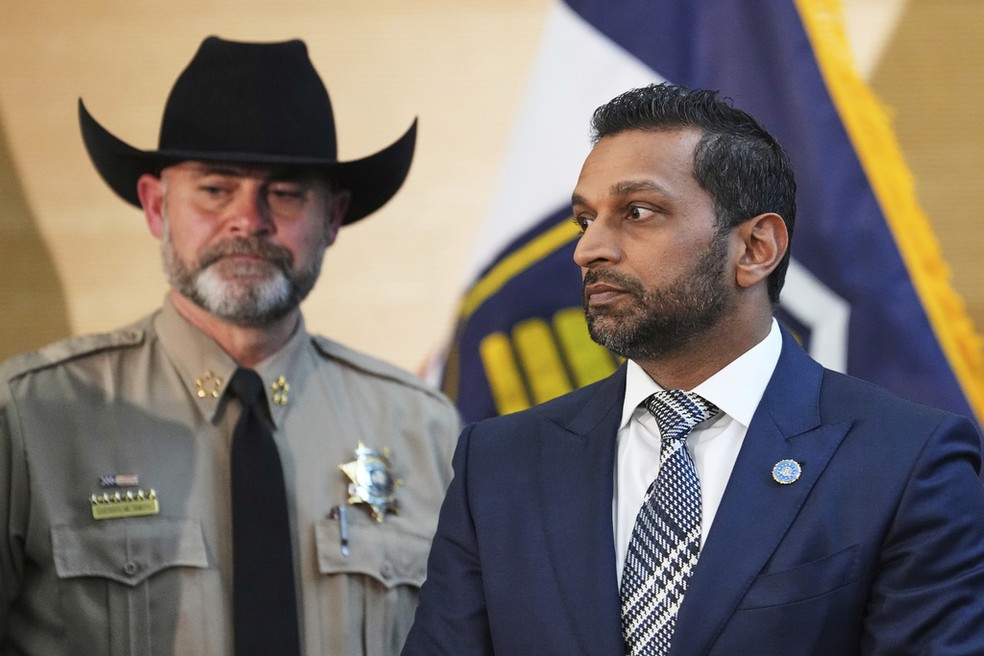 O diretor do FBI, Kash Patel, ao lado de xerife de Utah — Foto: AP Photo/Lindsey Wasson