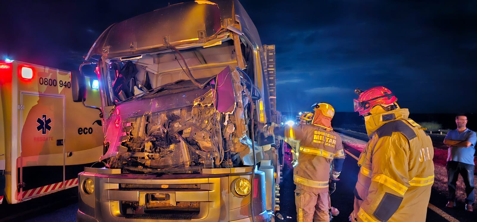 Carreteiro dorme ao volante, bate na traseira de outra carreta e fica preso às ferragens na BR-050 entre Uberlândia e Uberaba