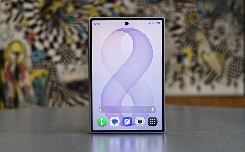 Samsung Galaxy Z Fold8 fechado — Foto: Henrique Martin/g1