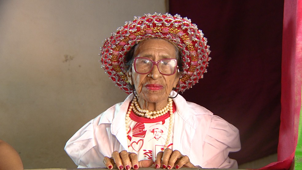 Aos 86 anos, filha do criador do boi Garantido carrega tradição e amor pelo touro branco. — Foto: Alexandro Pereira/Rede Amazônica