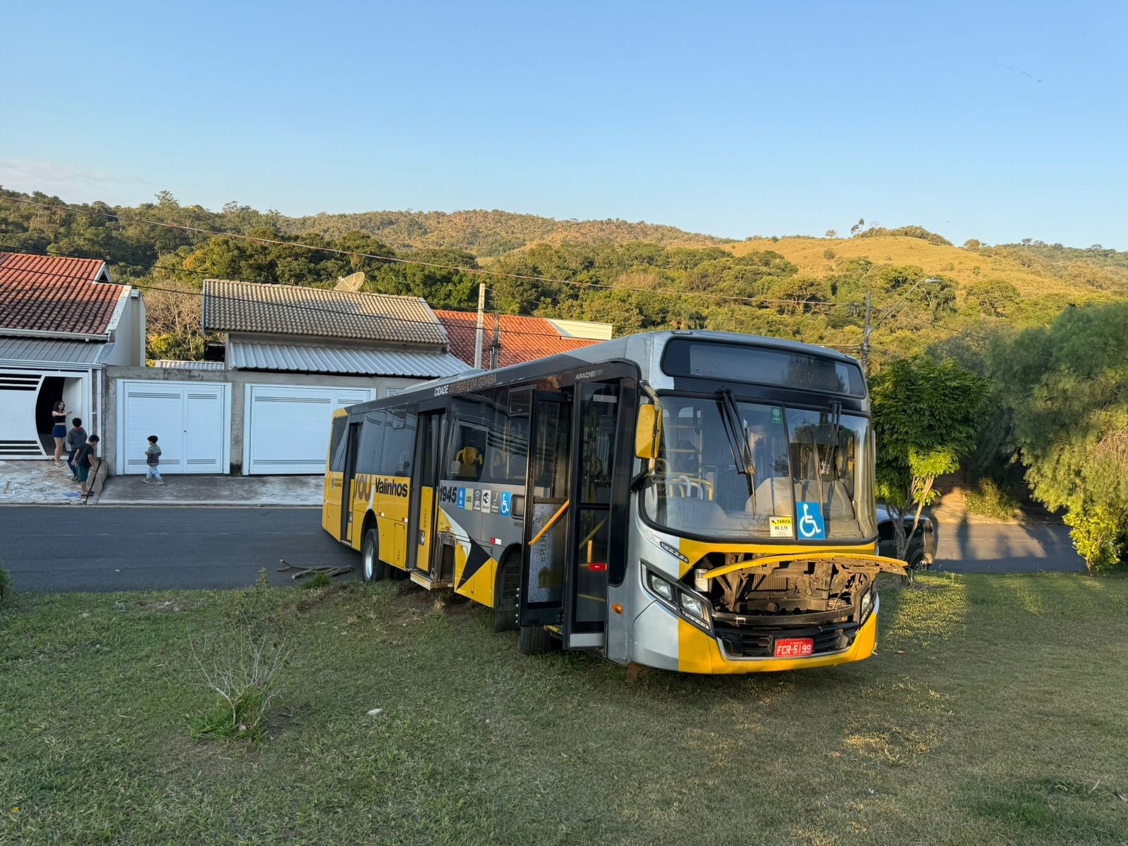Homem furta ônibus em Valinhos, foge e bate em poste durante perseguição