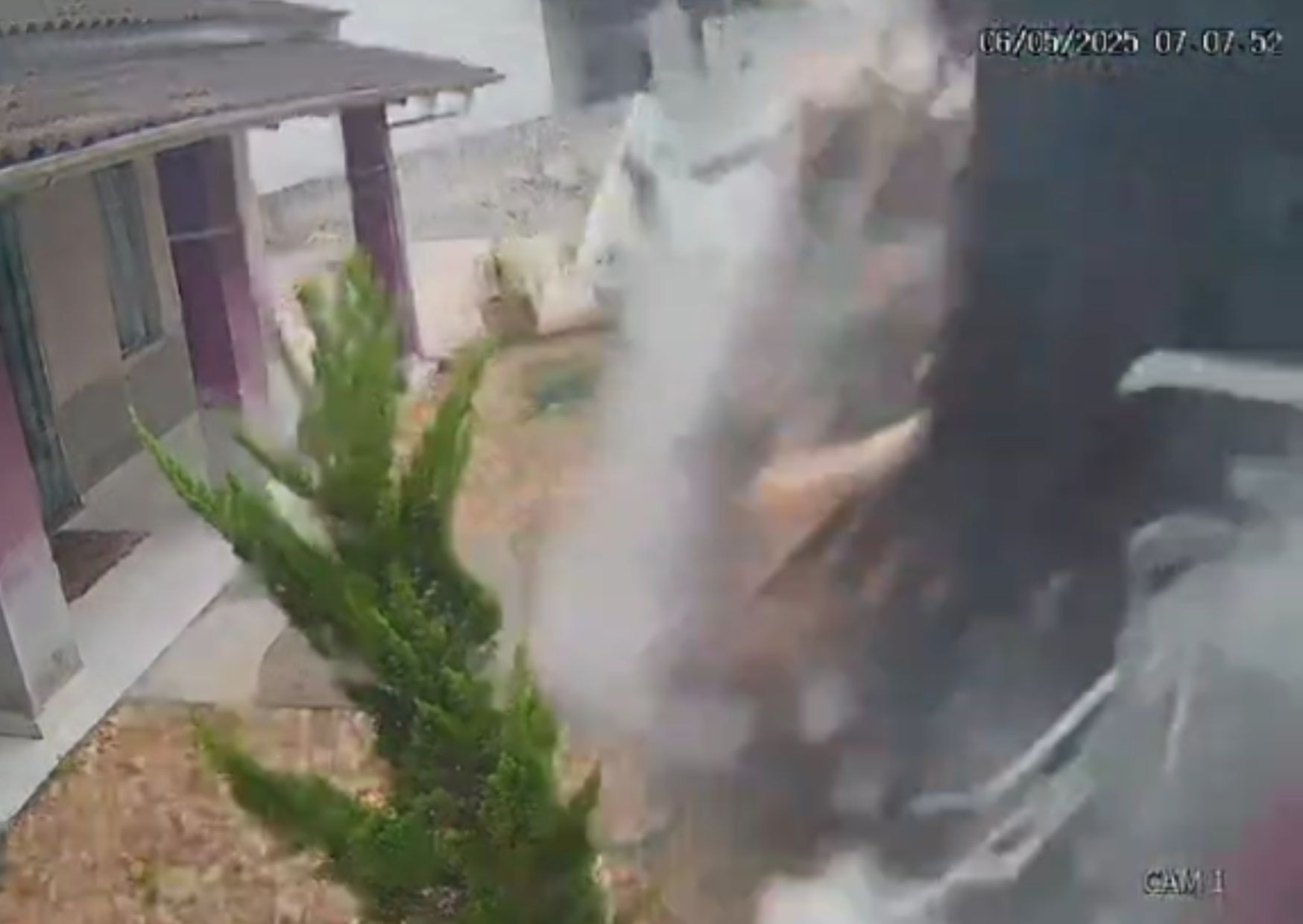 Câmera flagra caminhão tombar e destruir muro e portão de casa em SC
