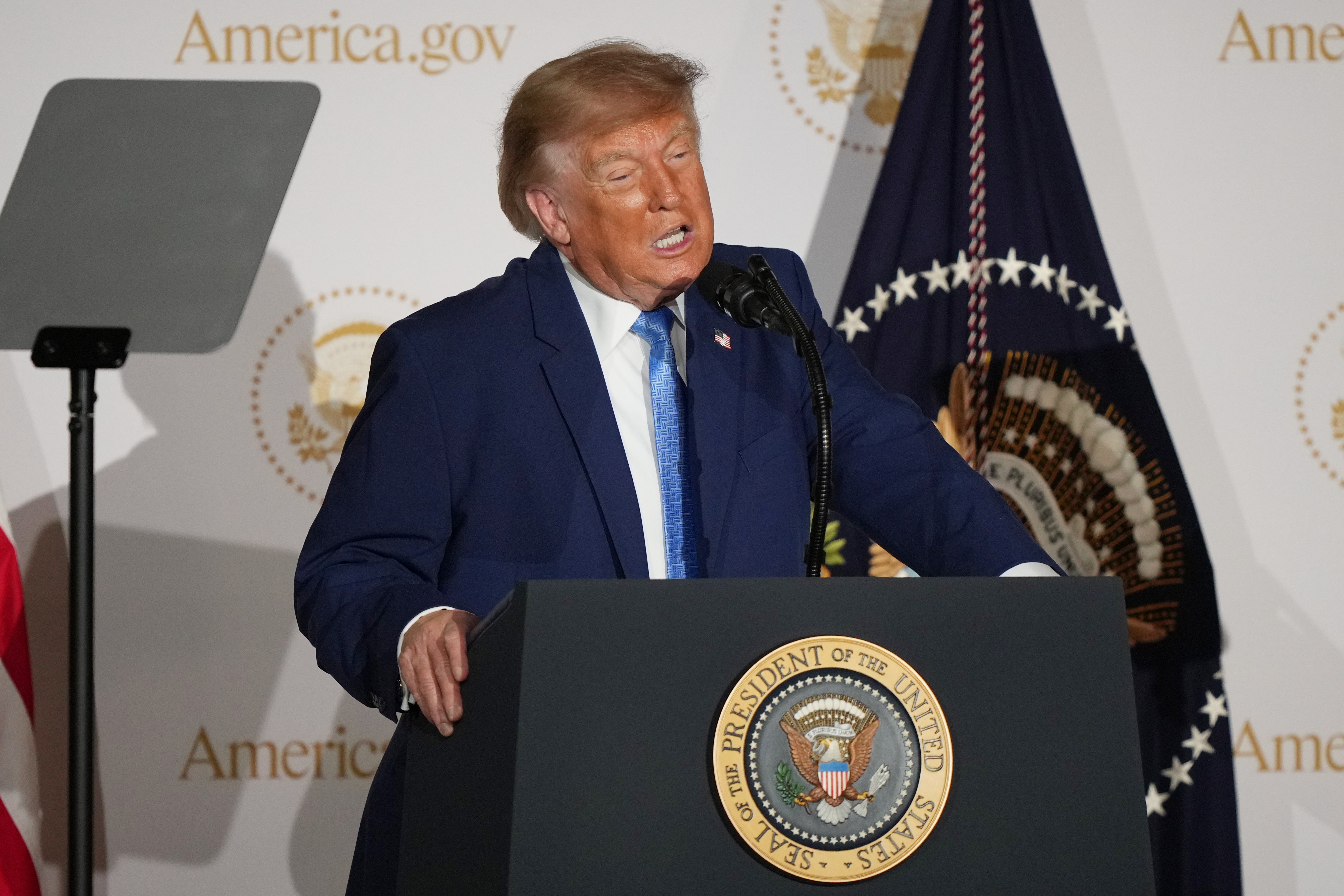 IA criada pelo governo Trump dá respostas que contradizem o próprio presidente