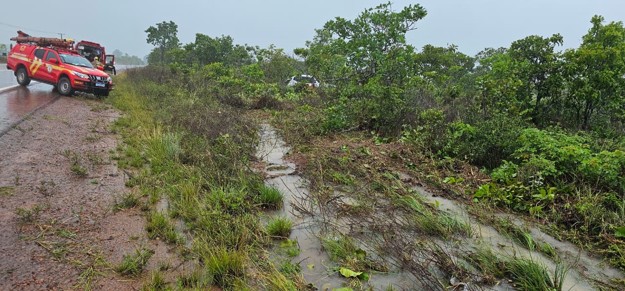 Carro capota na BR-210 em Macapá e deixa duas pessoas feridas
