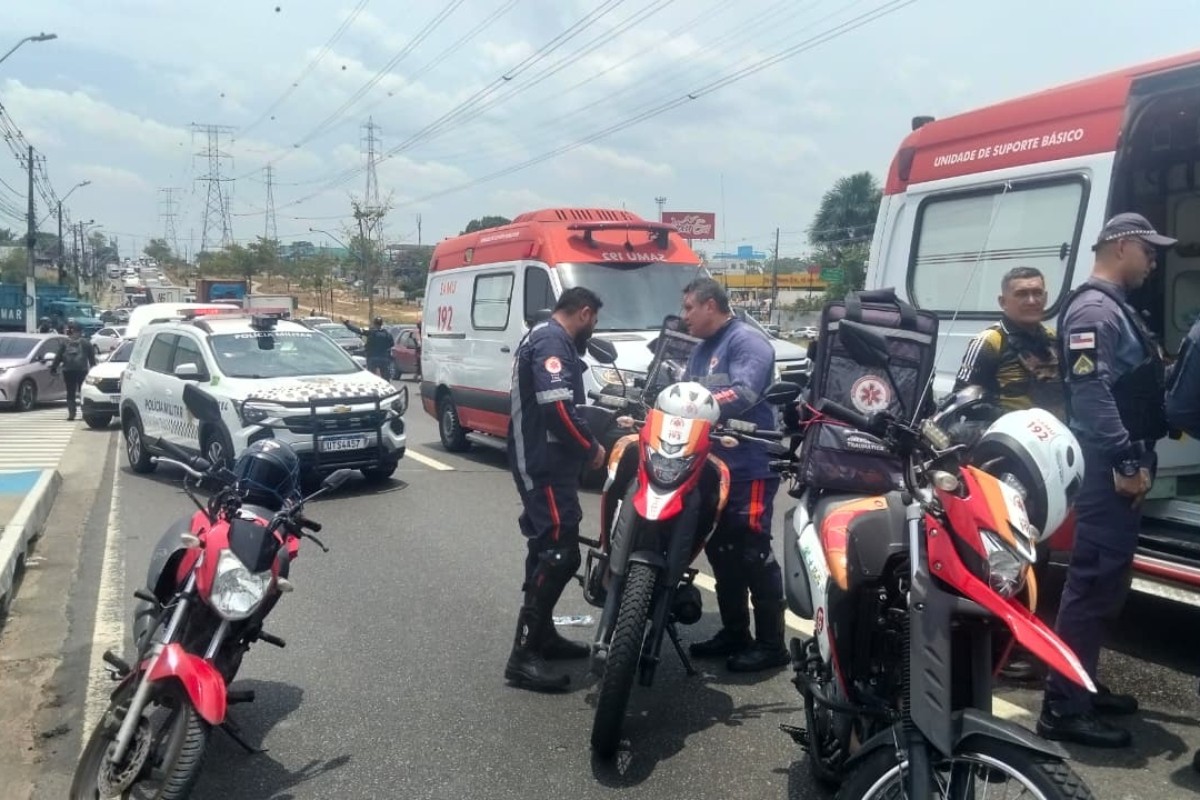 Acidente entre moto e carreta deixa dois feridos e compromete trânsito na Avenida das Torres, em Manaus