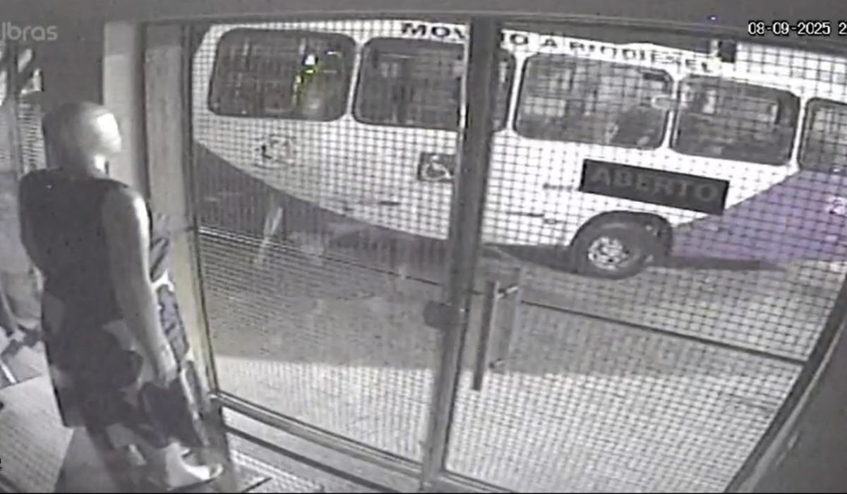 VÍDEO: ônibus atinge duas lojas após motorista sofrer mal súbito em Campinas