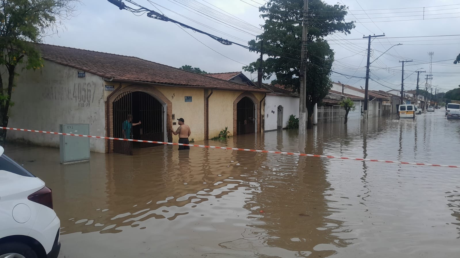 VÍDEO: chuva causa alagamentos, deixa carros submersos e tira 10 pessoas de casa em Guaratinguetá