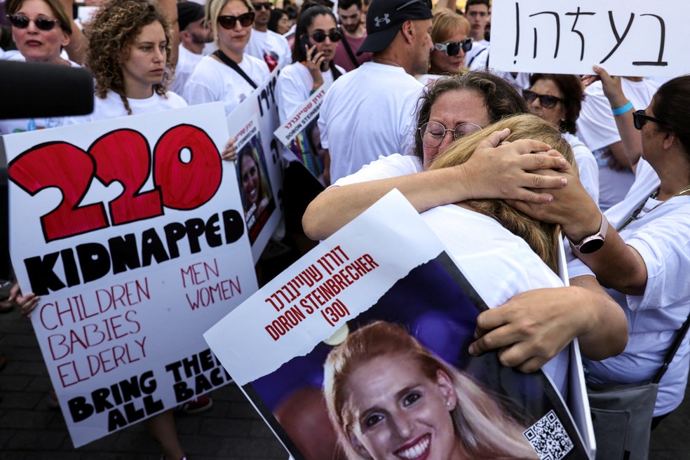 Famílias de reféns do Hamas protestam em Tel Aviv, em 26 de outubro de 2023 — Foto: REUTERS/Tomer Appelbaum