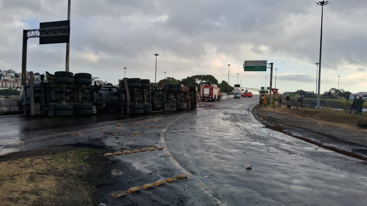 Carreta bitrem tomba e derrama mais de 20 mil litros de diesel em rodovia movimentada de MG
