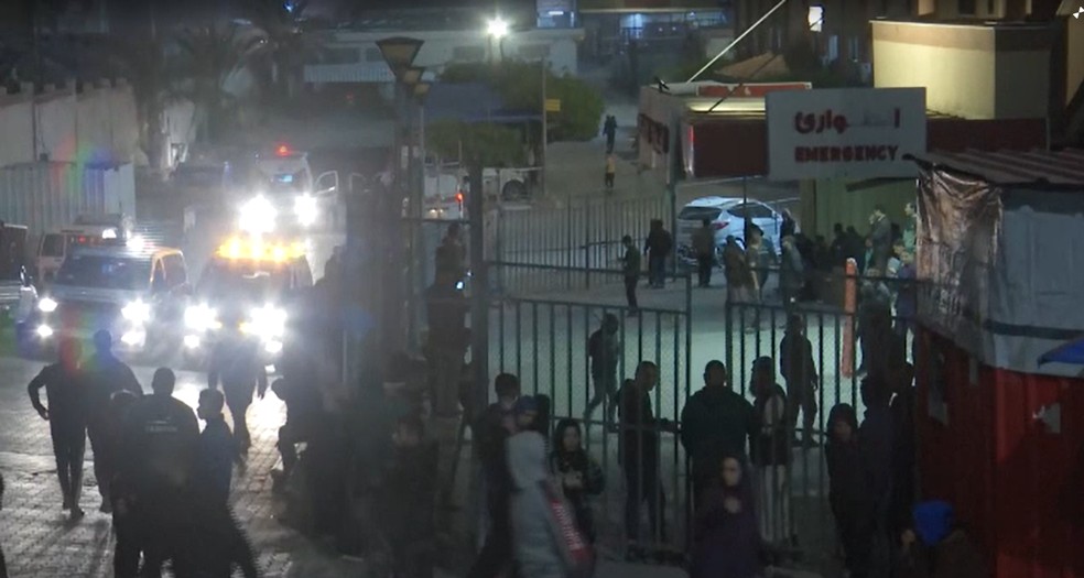Palestinos esperam em hospital após ataque israelense, em 18 de março de 2025 — Foto: Reuters