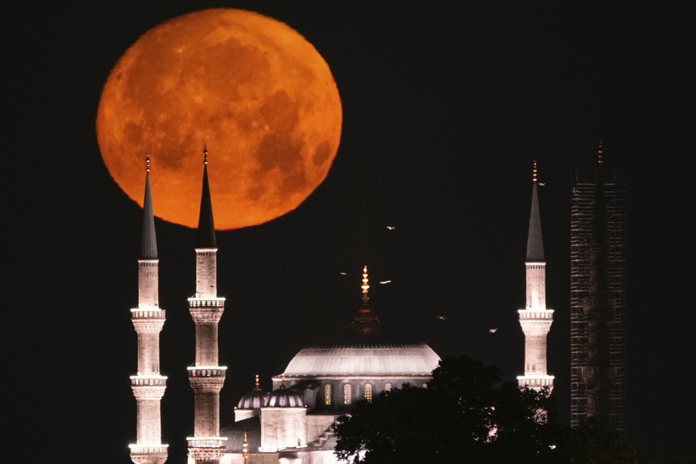 Lua Cheia vista de Istambul, na Turquia. — Foto: AP Photo/Emrah Gurel