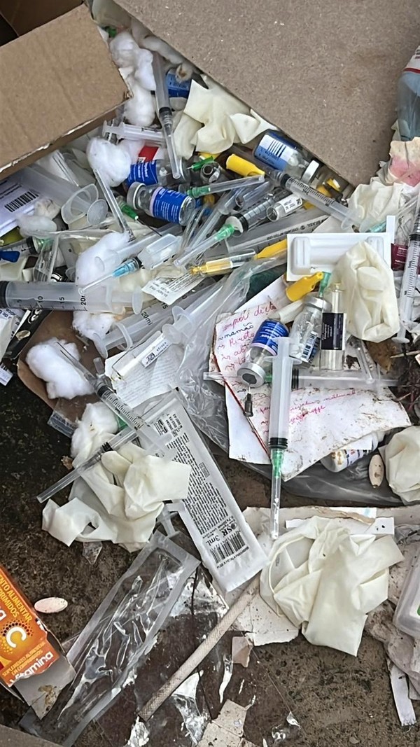 seringas e outros materiais que oferecem risco biológico estão sendo descartados junto com o lixo comum. — Foto: Divulgação