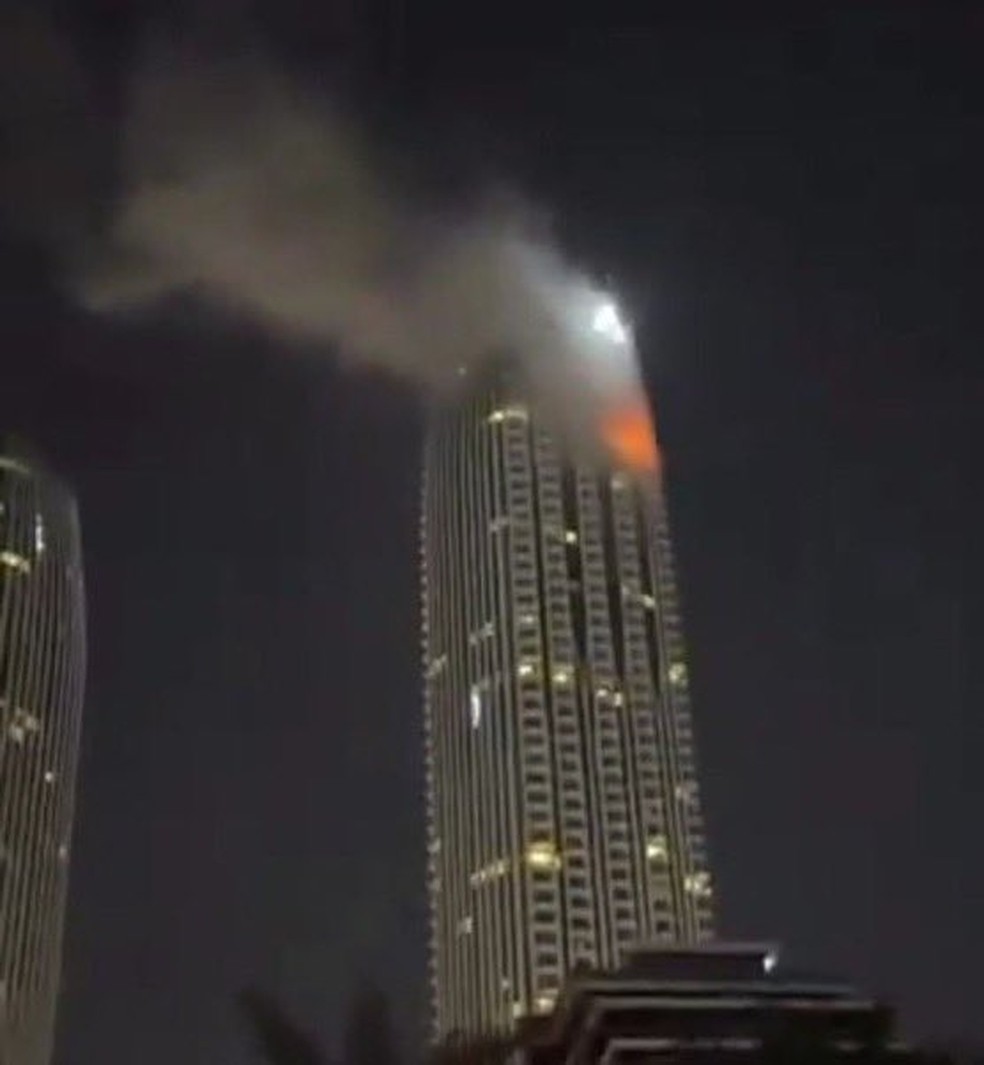 Imagem mostra andar de torre de luxo em chamas, em Dubai, em 11 de março de 2026 — Foto: Reprodução/Isna